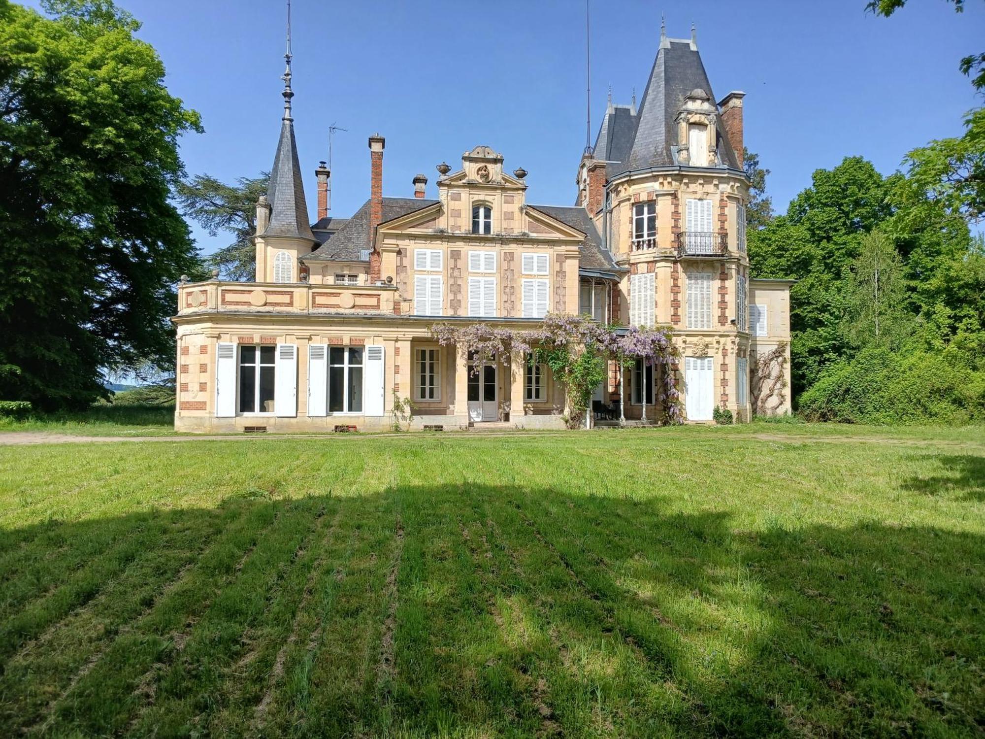 Chateau De Maucouvent *